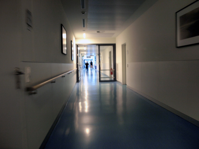 Couloir d’hôpital (Crédits : Ralf Heß, licence CC-BY-NC-SA 2.0), via Flickr.