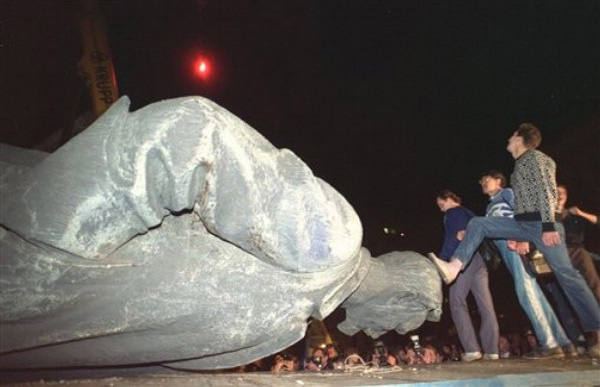 Déboulonnage de la statue de Félix Dzerjinski