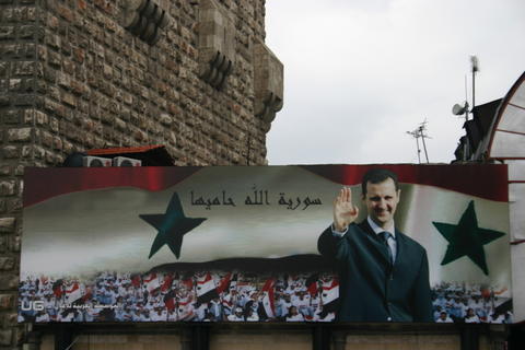 Affiche avec le portrait du président Assad, avec l'inscription Que dieu protège la Syrie (CC, Bertil Videt)