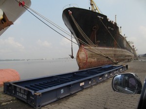 Vraquier dans le port de Douala (CC, Jean-Marc Desfilhes) commerce exportations importations