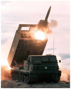 Le M270 MLRS tirant une roquette armée soldats (Libre de droits, US Army)