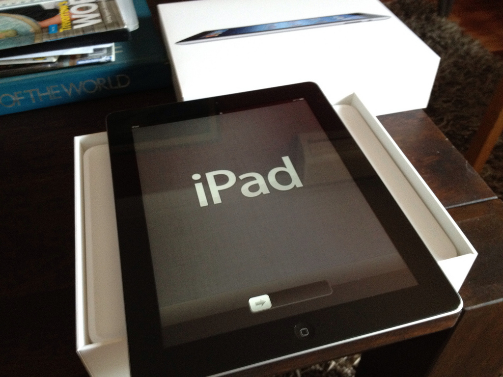 Guests-preview-the-new-ipad-with-the-iphoto-application-in-the-demonstration-room-after-the-apple-event-in-san-francisco