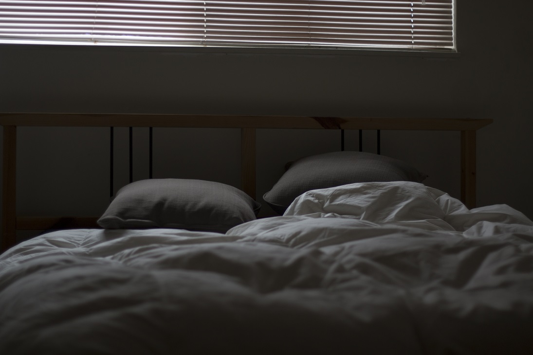 Lit défait avec une couette