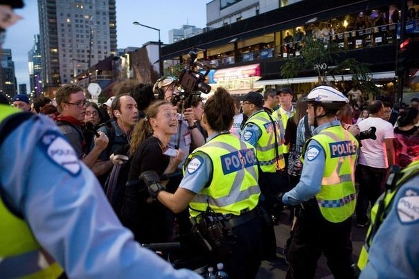 Etudiants-face-aux-policiers-le-9-juin-2012-a-montreal