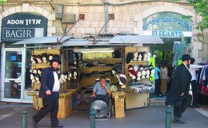 Passants dans le quartier ultra-orthodoxe de Mea She'arim à Jérusalem (CC, Gilabrand)