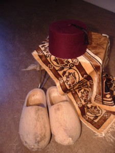 Sabots et tapis de prière