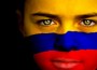 Colombian face Un enfant avec le visage aux couleurs colombiennes