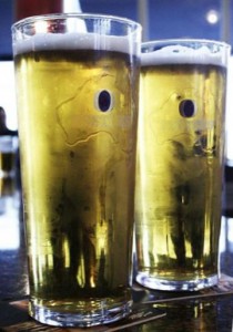 Pintes de bière Fosters (Crédits : Octave.H , licence Creative Commons)