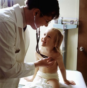 Un médecin auscultant un enfant (Copyleft, US Department of Defense)