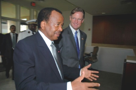 Le président camerounais Paul Biya, avec l'ambassadeur américain R. Niels Marquards (US Embassy Yaounde, libre de droits)