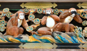 Sculpture des Trois singes de la sagesse au sanctuaire Tōshōgū à Nikkō (Japon) (Crédit : MichaelMaggs/Creative Commons)