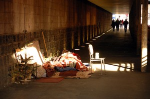 Clochard à Paris (Crédits : Roman Bonnefoy, Creative Commons) Mendicité pauvreté