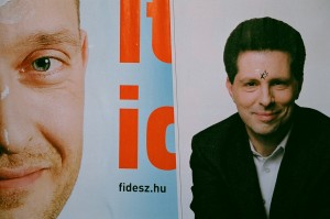 Affiches électorales en Hongrie, avec une étoile de David (Crédits : habeebee, Creative Commons)