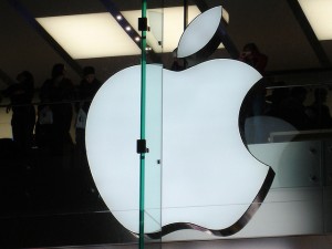 Logo Apple dans une Apple Store (Crédits : Marco Paköeningrat, Creative Commons)