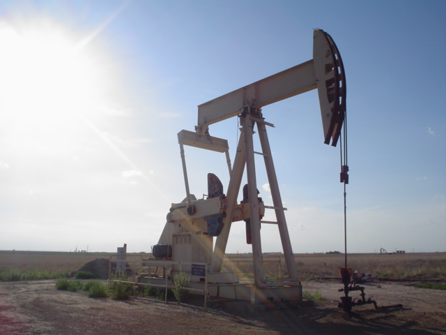 Puit de pétrole (Crédits : Flcelloguy, GFDL)