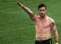 Katidis En plus il a enlevé le maillot, carton jaune direct !