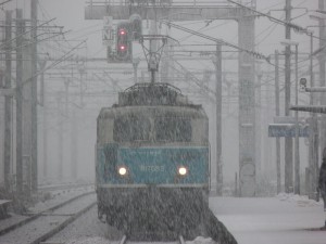 Un train SNCF en gare de Saint Denis, sous la neige (Crédits : Romain D C, Creative Commons)