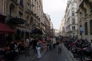 Vide grenier à Paris (Crédits : Jori Avlis, Creative Commons)
