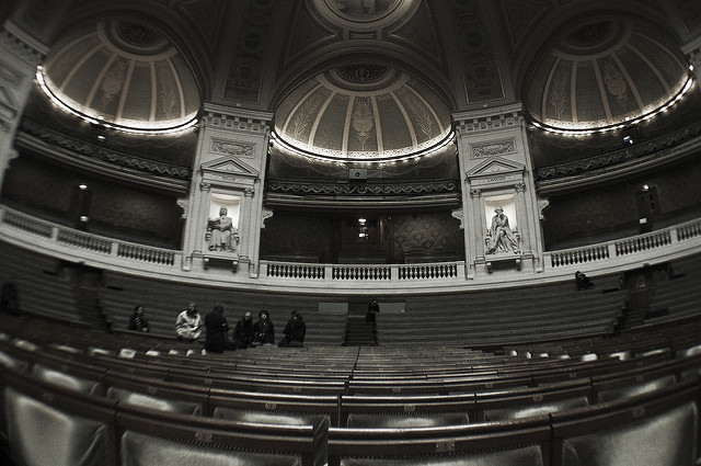 Amphitheatre d'université à La Sorbonne. La gestion du système éducatif est épinglé par la Cour des Comptes Amphitheatre d'université à La Sorbonne. La gestion du système éducatif est épinglé par la Cour des Comptes