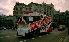 Bus britannique avec un message demandant la fin de l'apartheid, à Londres, en 1989