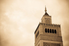 Minaret d'une mosquée en Tunisie (Crédits Kouks licence Creative Commons)