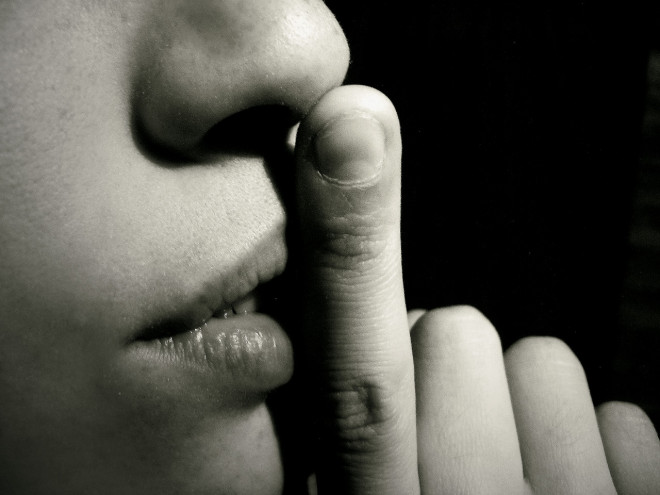 Secret silence (Crédits : Alberto Ortiz, licence Creative Commons)
