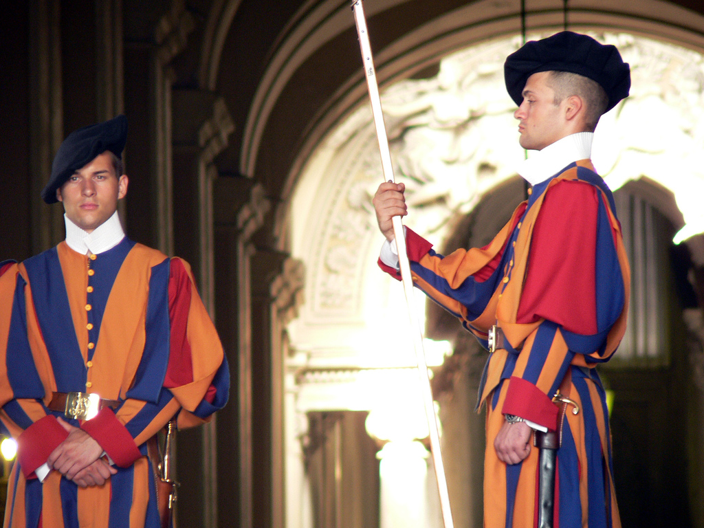 http://www.contrepoints.org/wp-content/uploads/2014/04/swiss-guards-vatican.jpg