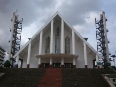 Cathédrale Notre Dame des Victoires de Yaoundé (crédits ArmeloAmbara licence Creative Commons) Cathédrale Notre Dame des Victoires de Yaoundé (crédits ArmeloAmbara licence Creative Commons)