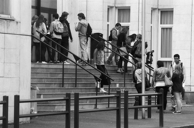 Élèves sortant des épreuves du baccalauréat au Lycée Charles de Gaulle à Caen (Crédits Valenting Mangnan, licence Creative Commons)