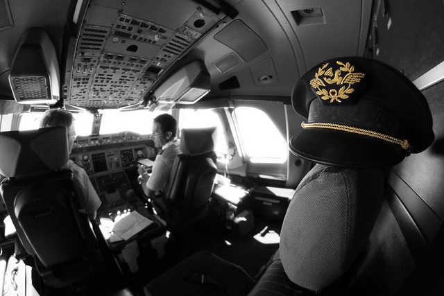 Pilote d'avion dans son cockpit (Crédits : Escalepade, licence Creative Commons)