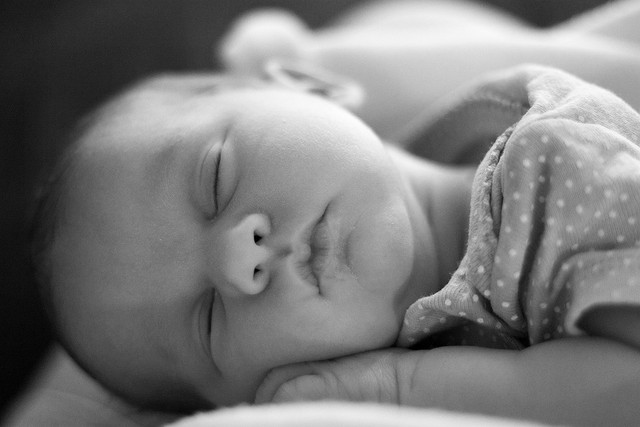 Bébé qui dort credits peasap (licence creative commons)