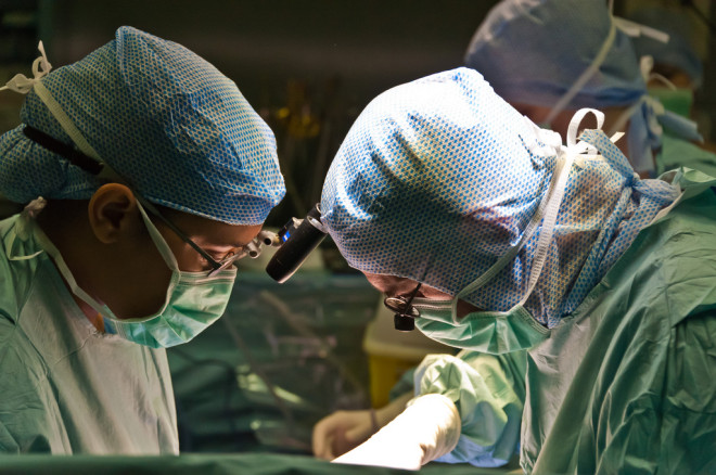 Chirurgie salle d'opérations 5 (Crédits CG94 photos, licence Creative Commons)