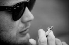 Cigarette (Crédits : Dominik Morbitzer, licence CC BY NC ND 2.0), via Flickr.