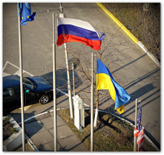 Drapeaux russe ukrainien américain et européen (Crédits maistora, licence Creative Common) Drapeaux russe ukrainien américain et européen (Crédits maistora, licence Creative Common)
