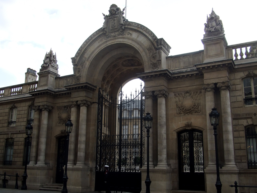 Entrée du Palais de l'Elysée (Crédits joffreylacour, licence Creative Commons)