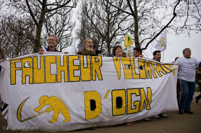 Faucheurs volontaires d'OGM (Crédits Ernest Morales, licence Creative Commons)