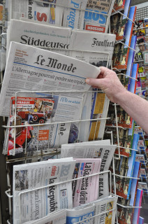 KIosque à journaux avec Le Monde (Crédits : MPhotographe, licence CC-BY-NC-ND 2.0), via Flickr.