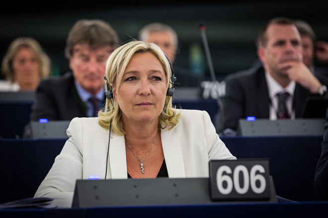 Marine Le Pen au Parlement Européen en juillet 2014 (Crédits : Claude TRUONG-NGOC, licence CC-BY-SA 3.0), via Wikimedia.