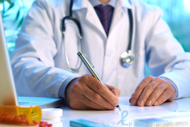 Médecin consultation ordonnance (Crédits Life Mental Health, licence Creative Commons)