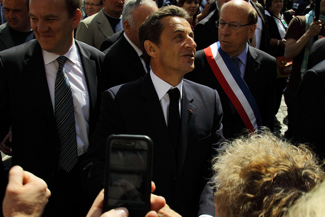 Nicolas Sarkozy prenant un bain de foule (Crédits troye owens, licence Creative Commons)