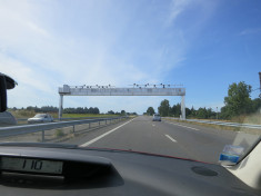 Portique écotaxe sur une autoroute française (Crédits : Murielle29, licence Creative Commons) Portique écotaxe sur une autoroute française (Crédits : Murielle29, licence Creative Commons)