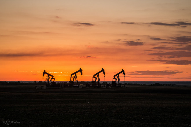 Pumpjack Pétrole en Alberta, au Canada (Crédits Jeff Wallace, licence Creative Commons)
