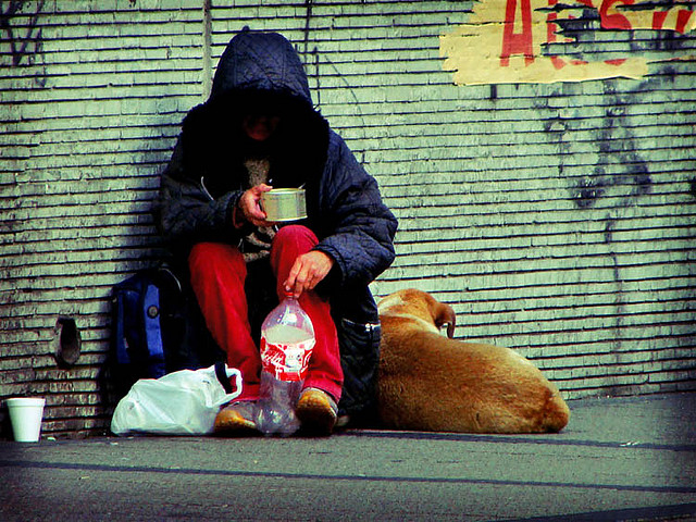 Pauvreté SDF mendicité (Crédits : Luis Felipe Salas, licence CC-BY-NC-ND 2.0)