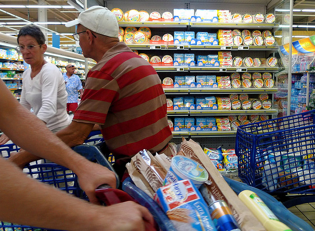 Consommateurs au supermarché (Crédits Luc Legay, licence Creative Commons)