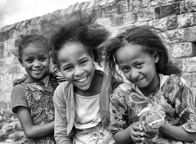 filles Afrique credits Rod Waddington (licence creative commons)