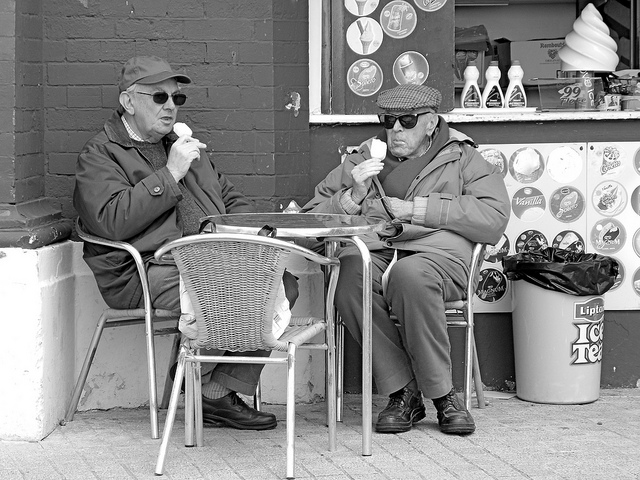 vieux mangeant des glaces credits rev stan (licence creative commons)
