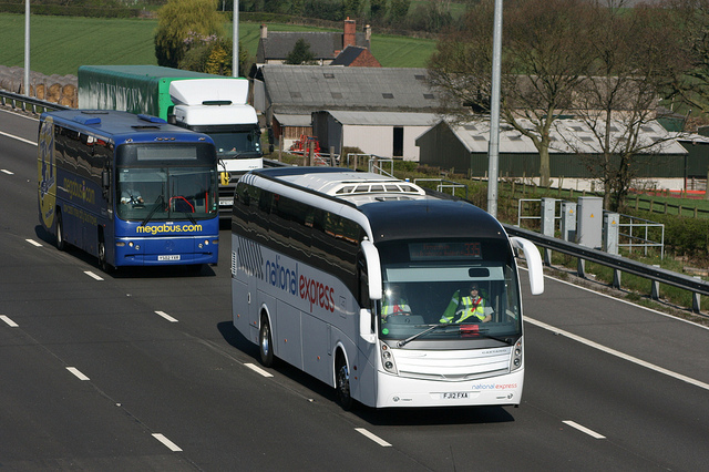 Autocars des compagnies National Express et Megabus sur l’autoroute M1 (Nottinghamshire)