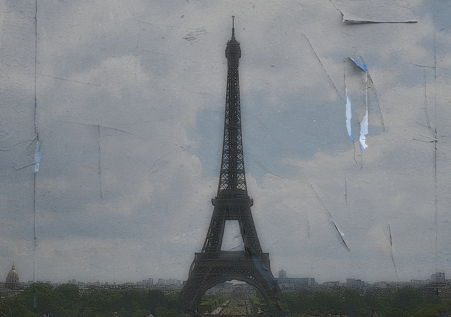 Tour Eiffel triste (Crédits : Nebojsa Mladjenovic, licence CC-BY-NC-ND 2.0) Tour Eiffel triste (Crédits : Nebojsa Mladjenovic, licence CC-BY-NC-ND 2.0)