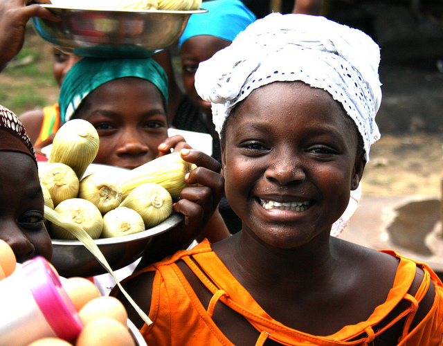 Petite marchande en Côte d'Ivoire (Afrique) (Crédits : Kate Fisher/BBC World Service, licence BY-NC 2.0), via Flickr.