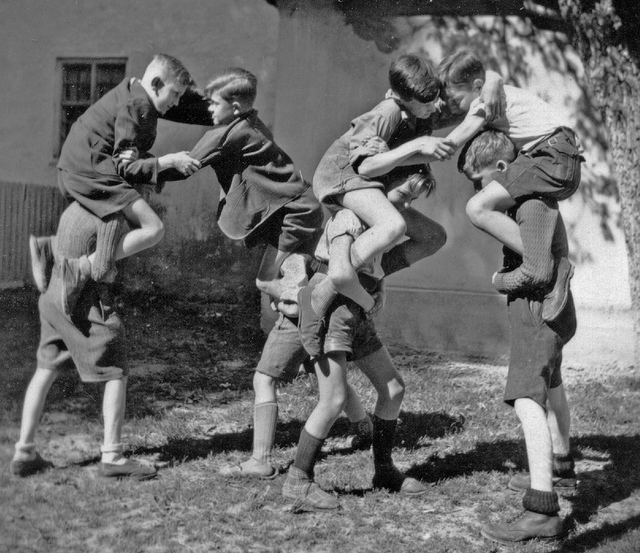 Bagarre d'enfants (Crédits : their history, licence CC-BY-NC-SA 2.0), via Flickr.